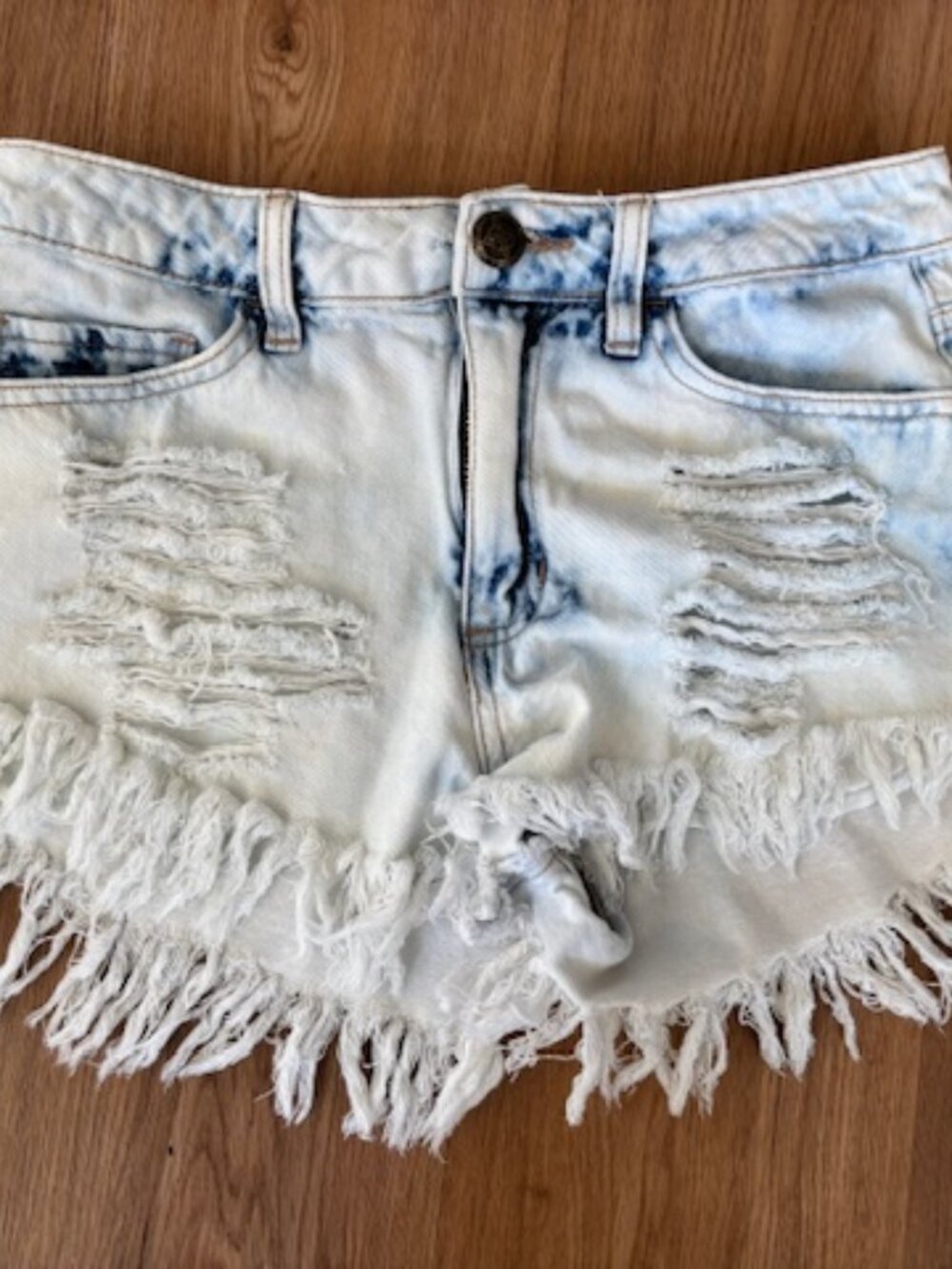 Cello Jeans Light Wash Distressed Denim Shorts EUC Med